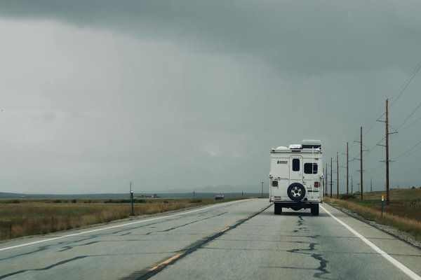 Quels sont les critères pour choisir une sacoche de réservoir adaptée à une Suzuki V-Strom 650 ?